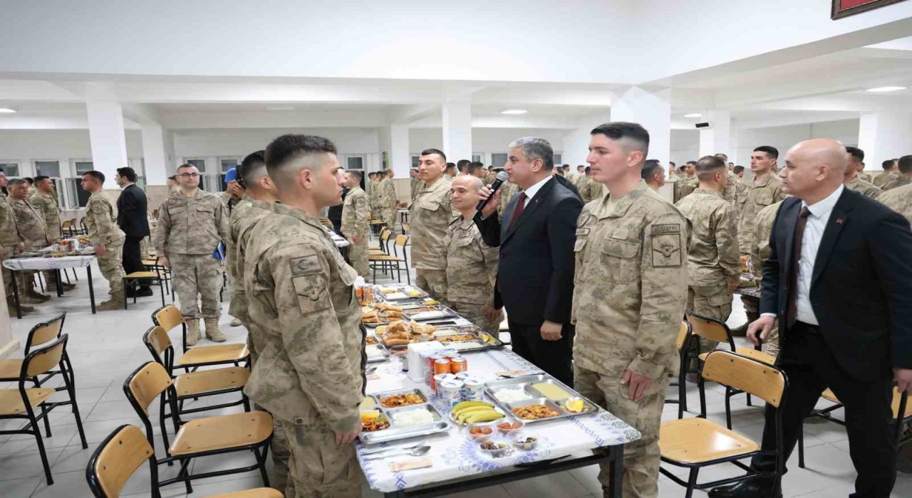 Vali Yavuz, komandolarla iftar yaptı