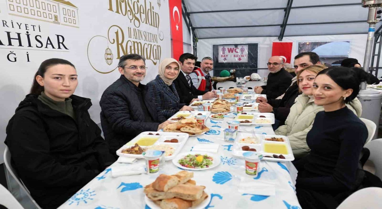 Vali Yiğitbaşı vatandaşlara iftar yemeğini elleriyle servis etti