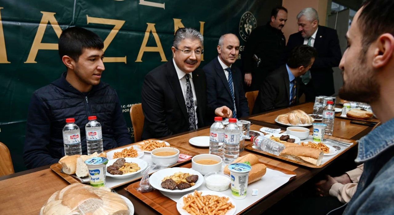 Vali Yılmaz, Karacaoğlan Erkek Öğrenci Yurdu’nda Öğrencilerle İftar Yaptı