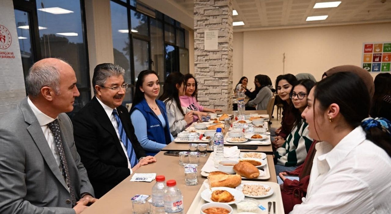 Vali Yılmaz, Kayı Boyu Kız Öğrenci Yurdunu Ziyaret Etti