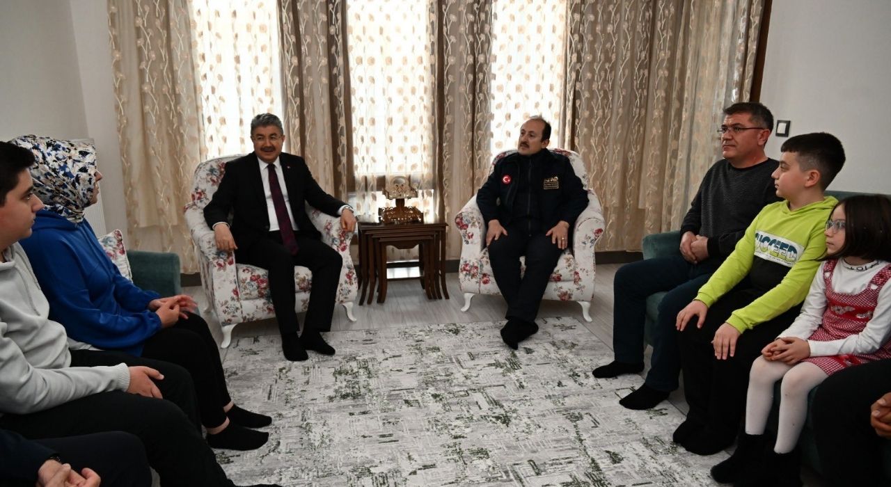 Vali Yılmaz ve AFAD Başkanı, Esnaf ve Depremzedeleri Ziyaret Etti