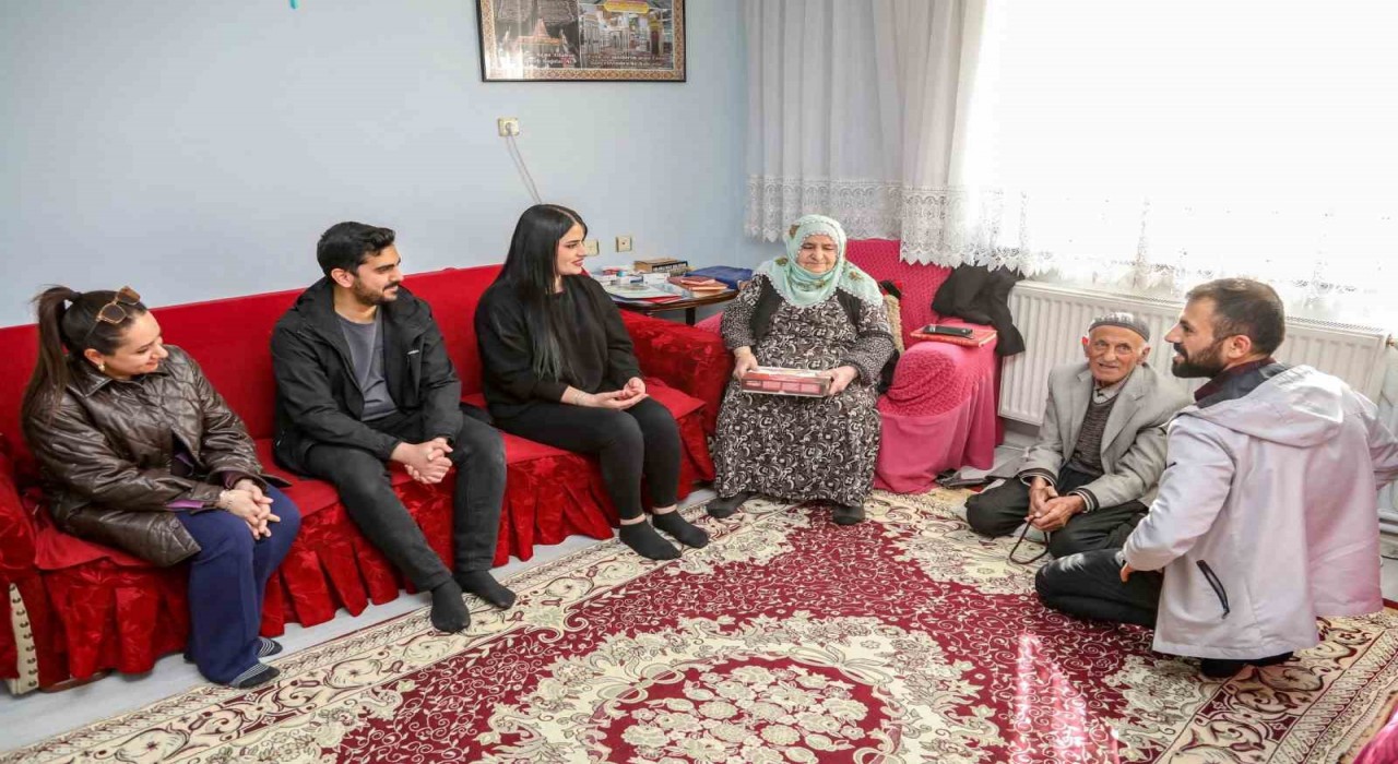 Van Büyükşehir Belediyesi yaşlıları yalnız bırakmıyor