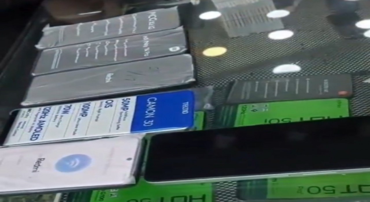 Vanda 1 milyon 800 bin TL değerinde 143 adet kaçak cep telefonu ele geçirildi
