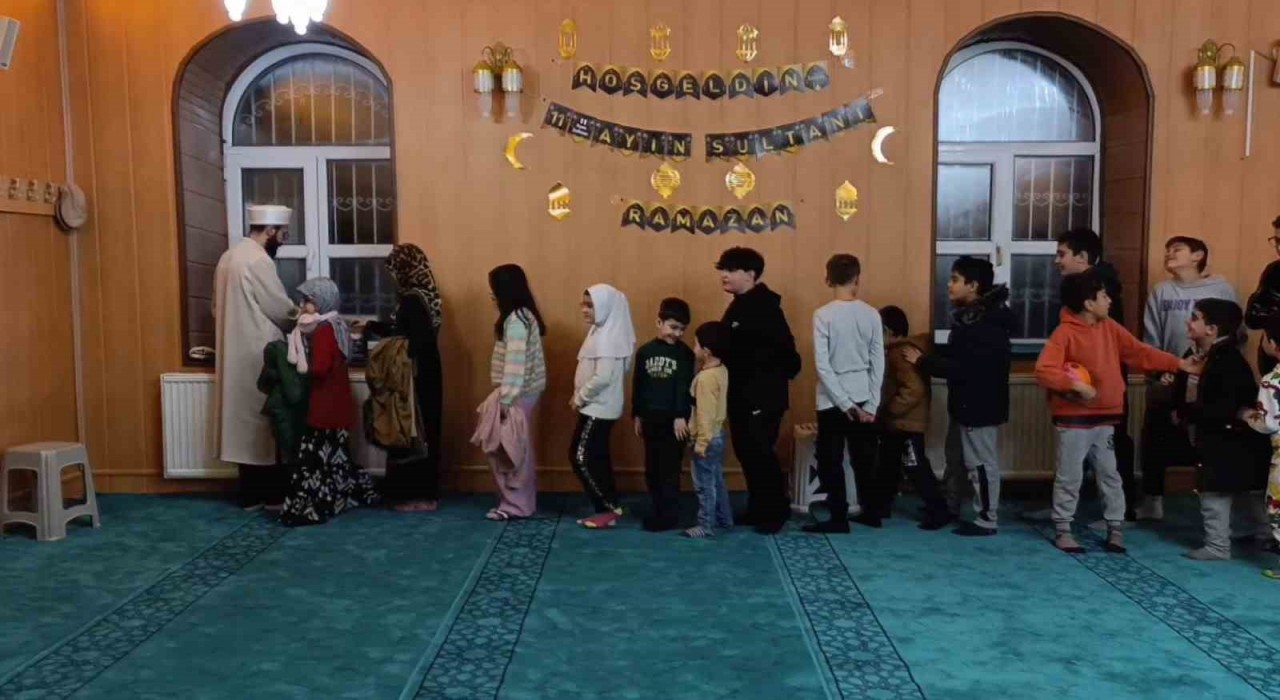Vanda çocuklara camiyi ve namazı sevdirmek için etkinlikler düzenleniyor