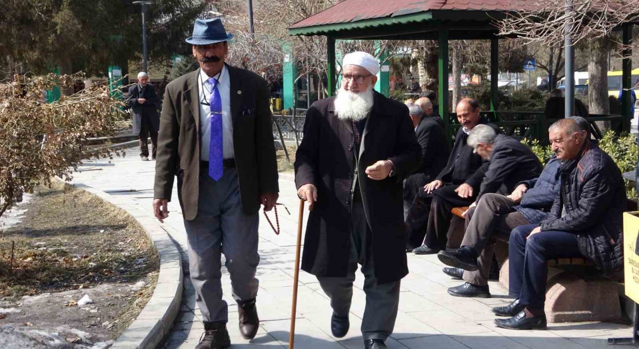 Vanda dondurucu soğuğun ardından vatandaşlar güneşin tadını çıkardı