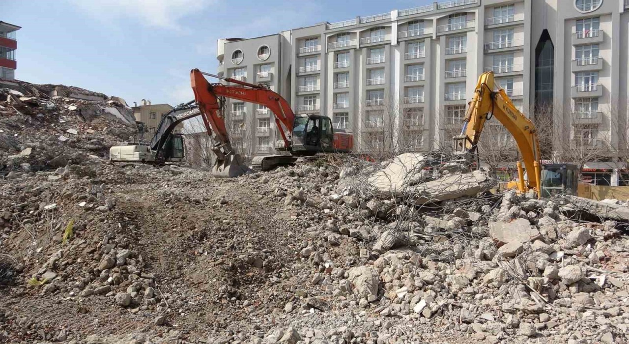 Vanda hasarlı binanın yıkım anı kameralara yansıdı