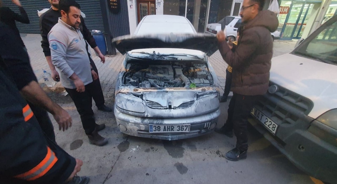 Vanda park halindeki otomobilde yangın