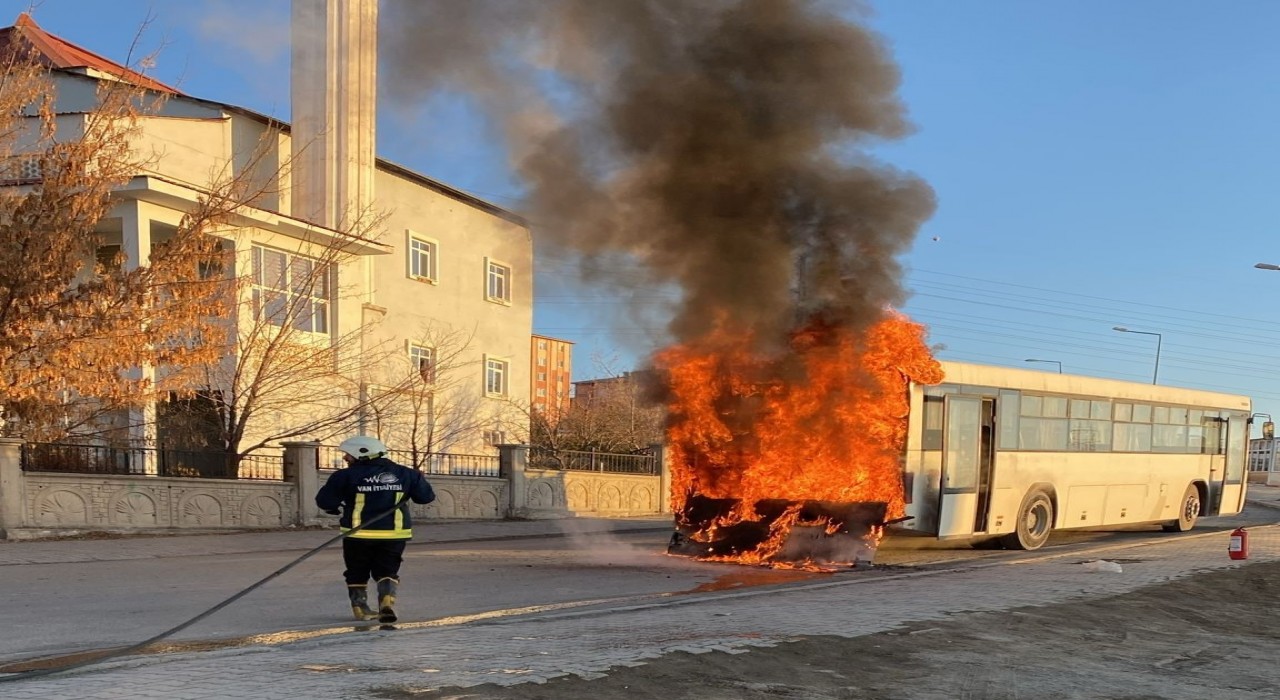 Vanda servis otobüsü alev alev yandı