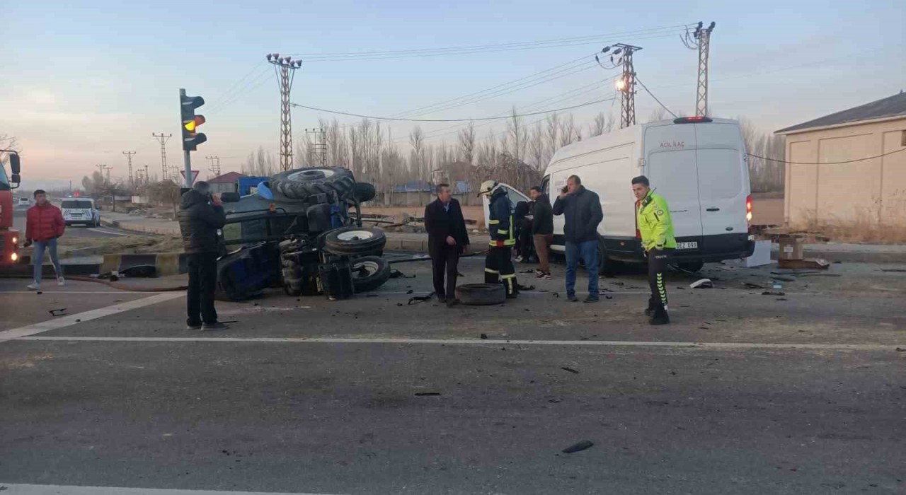 Vanda traktör ile minibüs çarpıştı; 2 yaralı