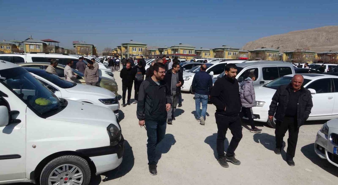 Vandaki açık oto pazarında Ramazan kalabalığı
