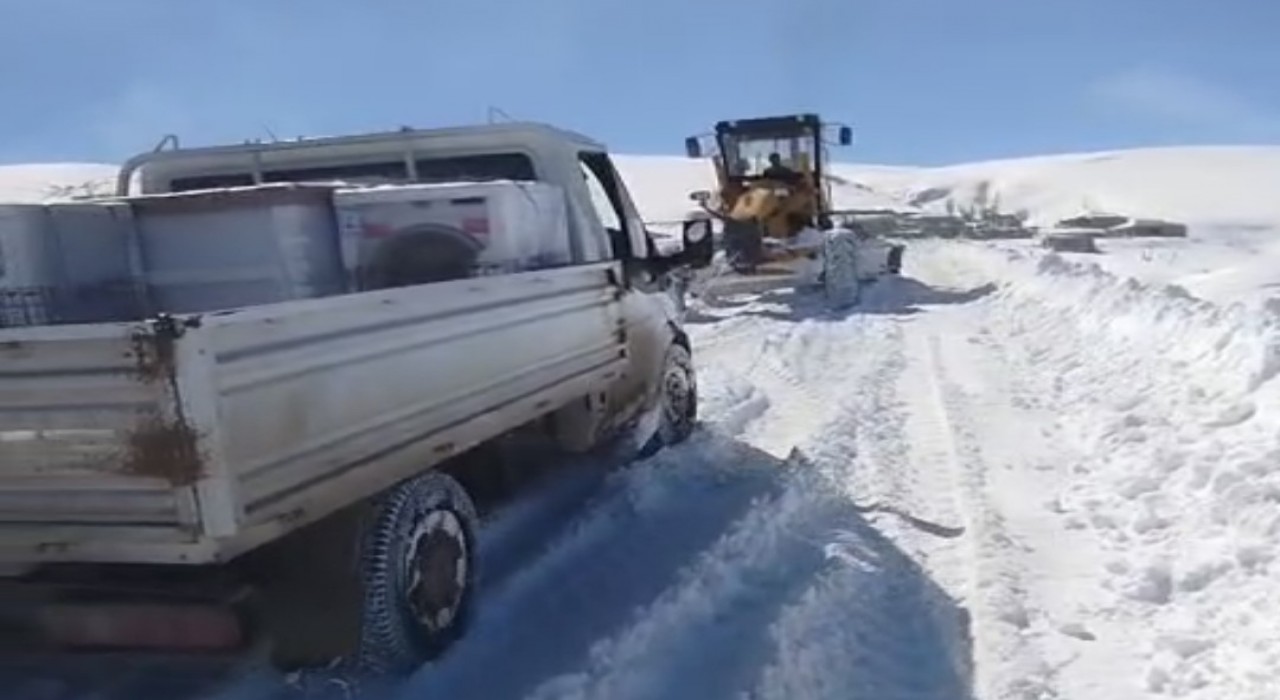 Vanın Özalp ilçesinde yolda mahsur kalanlar ekipler tarafından kurtarıldı