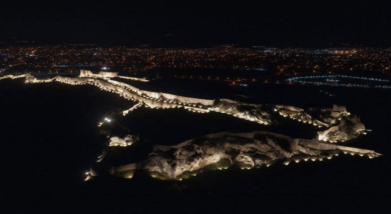 Vanın tarihi mekanları gece bir başka güzel