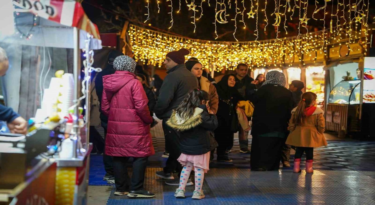 Vatandaşların Ramazan akşamlarında en renkli durağı: Beyoğlu Ramazan Sokağı