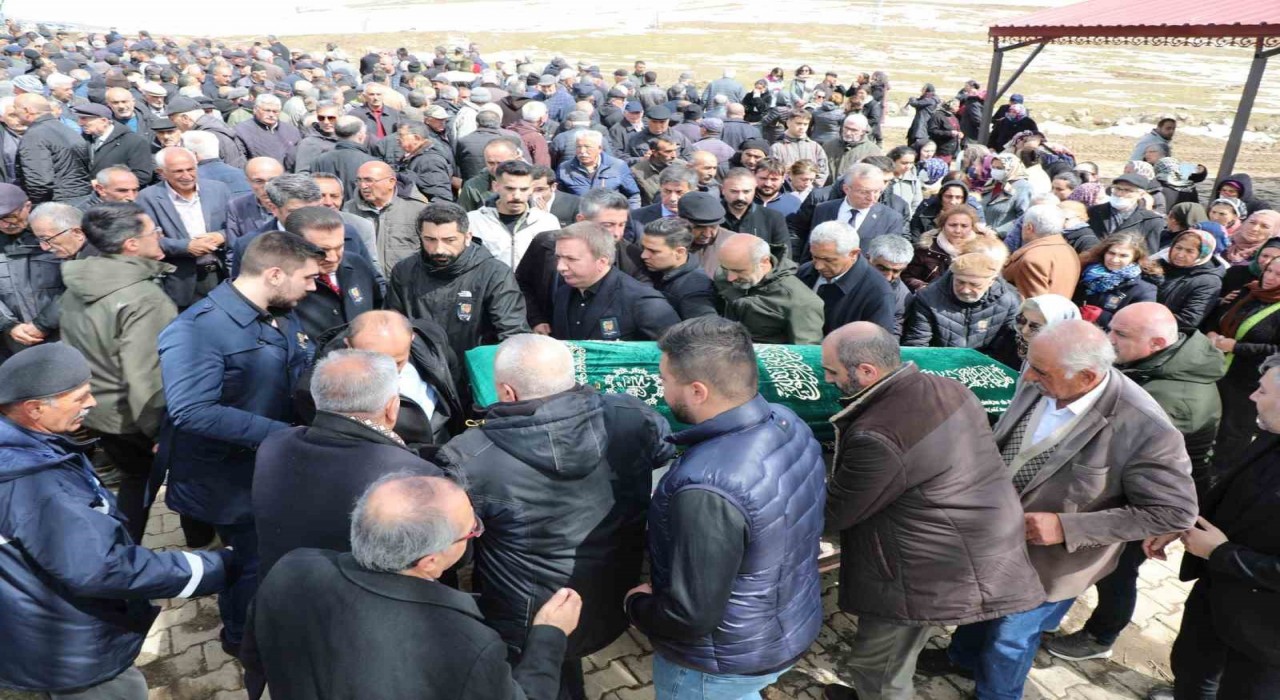 Vefat eden Cemevi Dedesi Eroğlu, son yolculuğuna uğurlandı