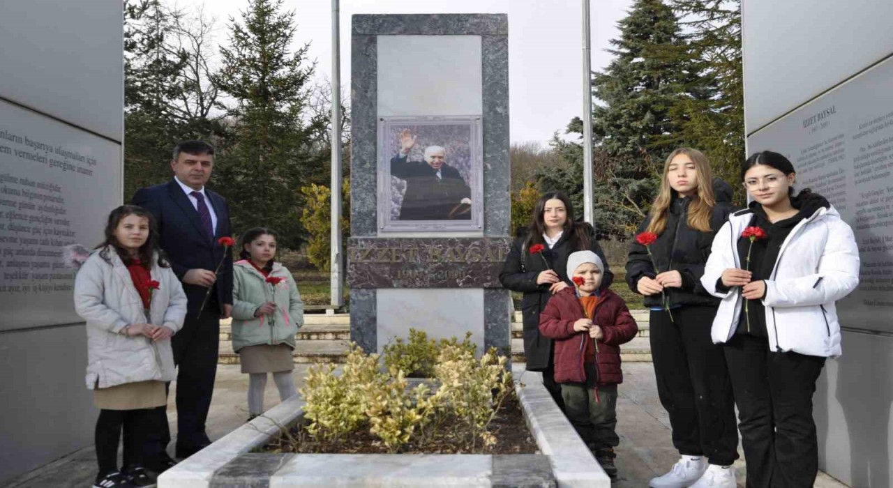 Vefatının 25nci yılında minikler böyle andı: O bizim İzzet Babamızdır