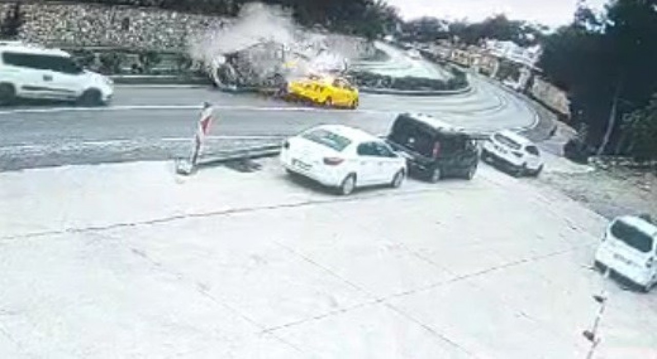 Virajı alamadı, karşı şeride geçerek taksiye çarptı