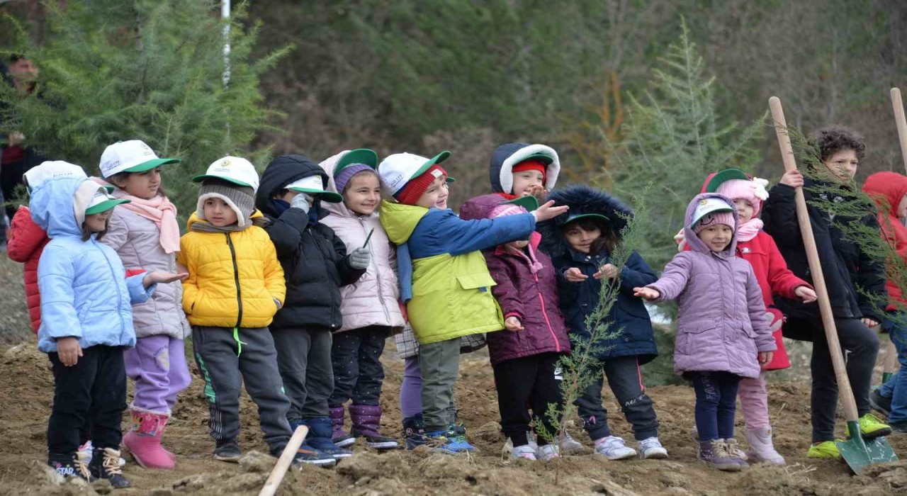 Yaban hayvanlarının yaşam alanlarını korumak için meyve fideleri toprakla buluştu