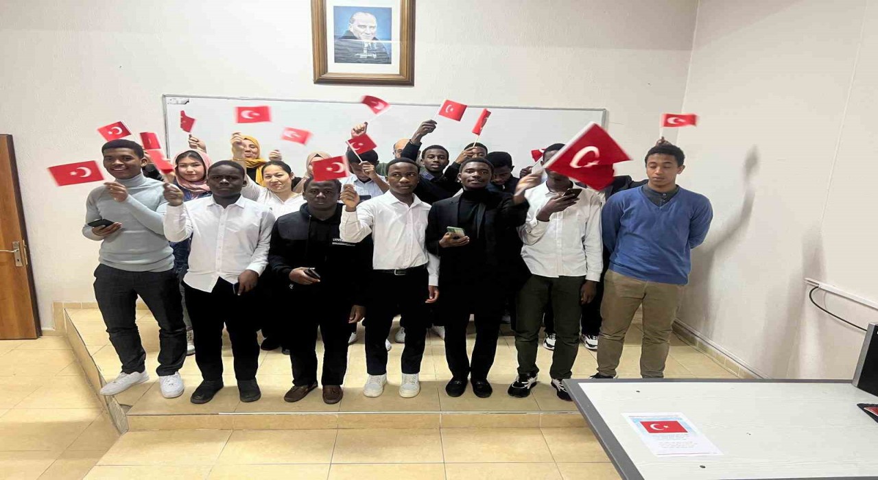 Yabancı kursiyerler İstiklal Marşını okudu
