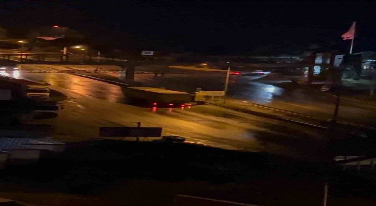 Yağış sebebiyle tır kaydı, trafik aksadı