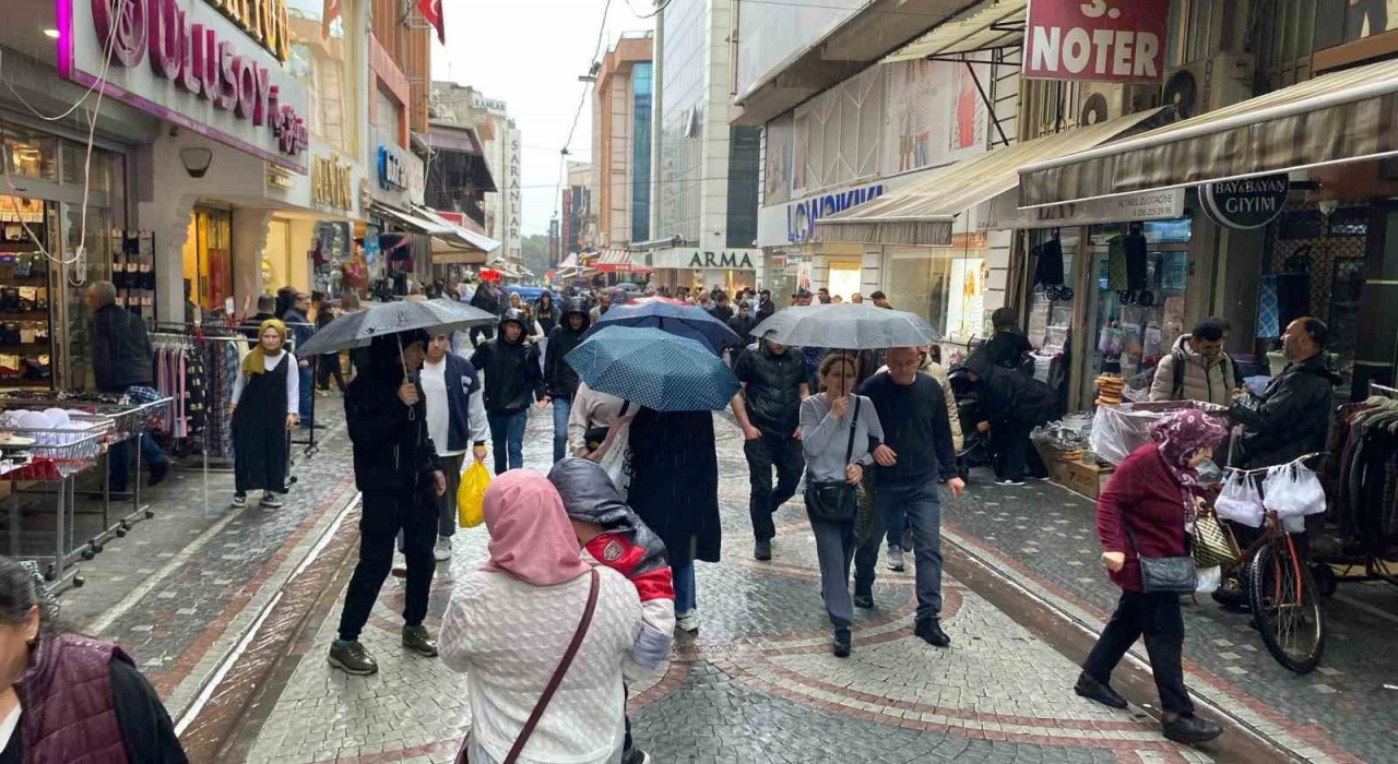 Yağmur alışverişe engel olmadı