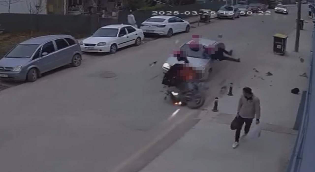Yalovada otomobilin motosikletle çarpıştığı kaza kamerada