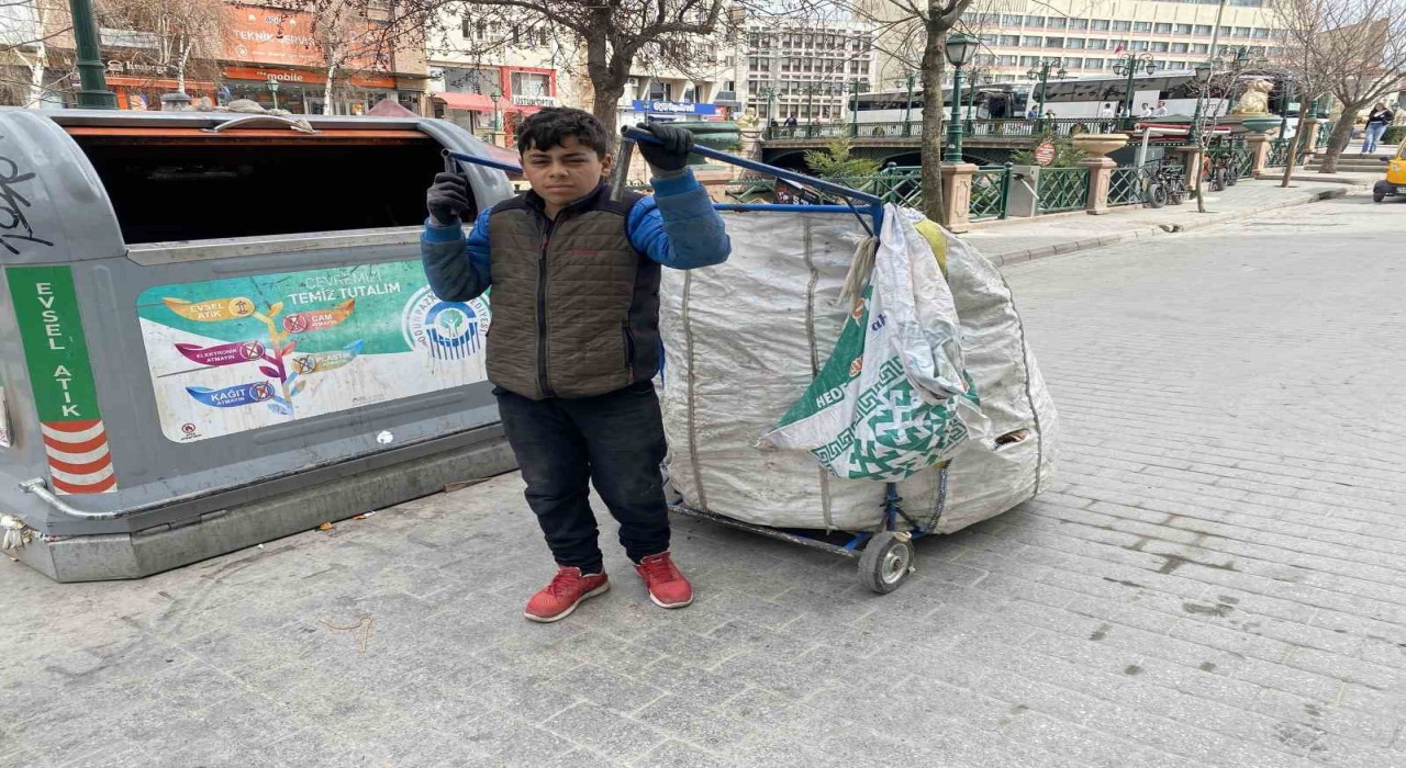 Yaşıtları okula giderken o boyundan büyük el arabası ile atık topluyor