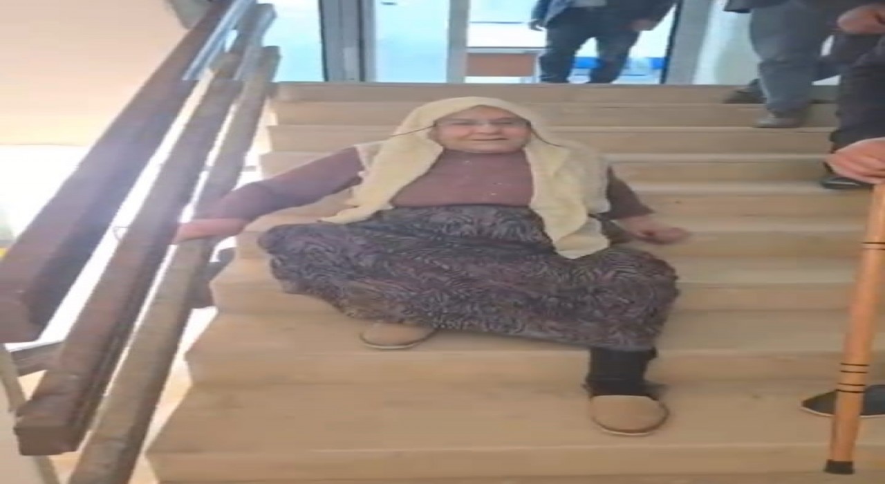 Yaşlı kadın, asansör çalışmadığı için merdivenlerden sürünerek çıkıp indi