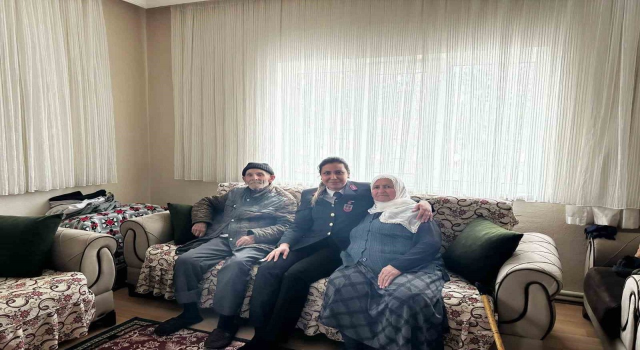 Yaşlılar Haftasında Jandarma, Şehit ailesini ziyaret etti