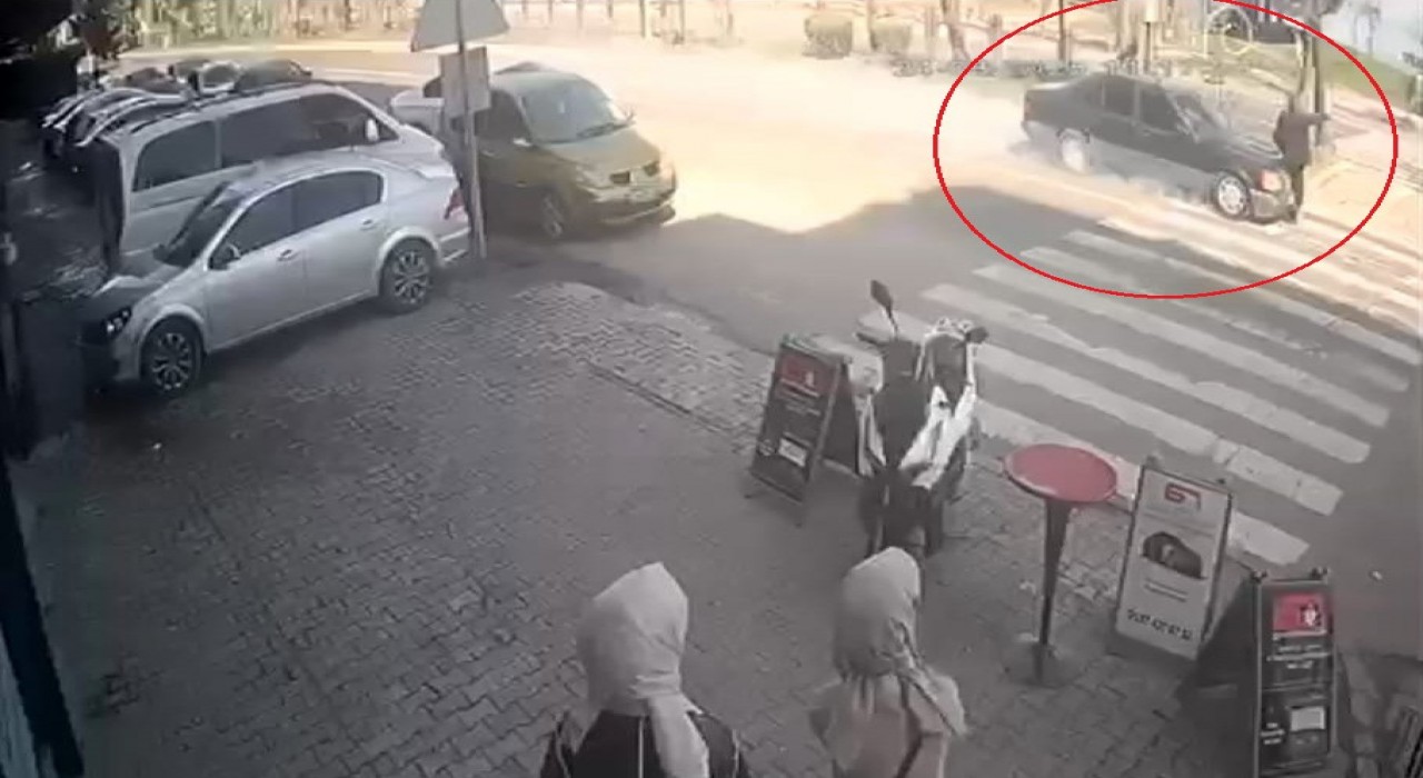 Yaya geçidinde otomobilin çarptığı yaşlı adam ağır yaralandı: Kaza anı kamerada