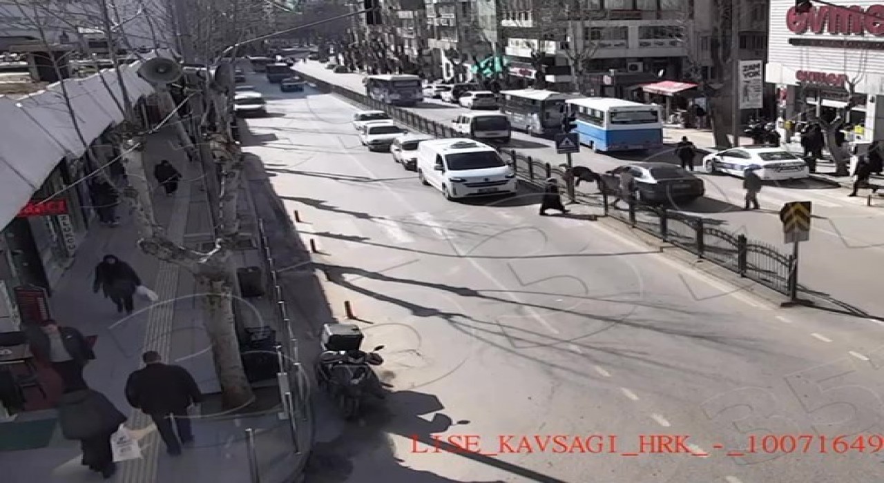 Yaya geçidinden geçen kadına otomobil çarptı, kaza anı kamerada