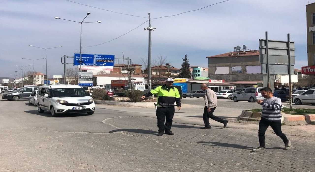 Yayalara trafik eğitimi veriliyor