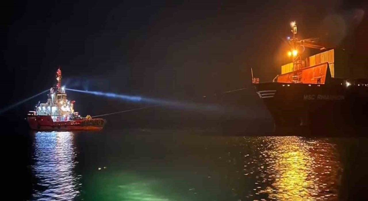 Yeşilköyde karaya oturan kargo gemisi 13 saat sonra kurtarıldı