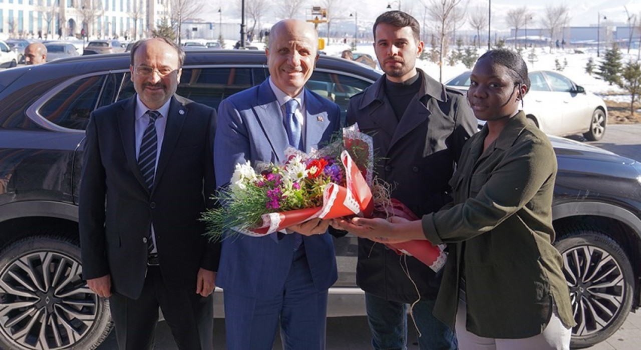 YÖK Başkanı ETÜlü öğrencilerle bir araya geldi