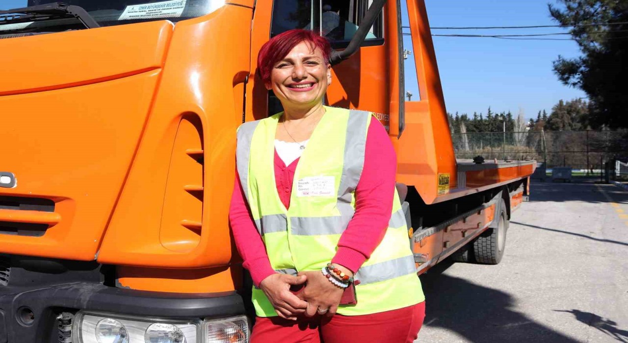 Yolda kalan araçların yardımına yetişen Munire için kurtarıcı şoförlüğü bir tutku