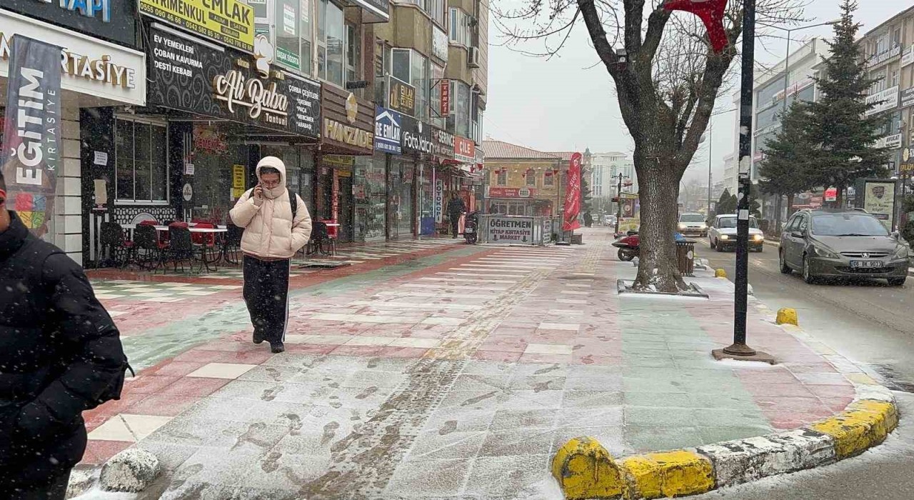 Yozgatta martta yağan kar çiftçiyi endişelendirdi