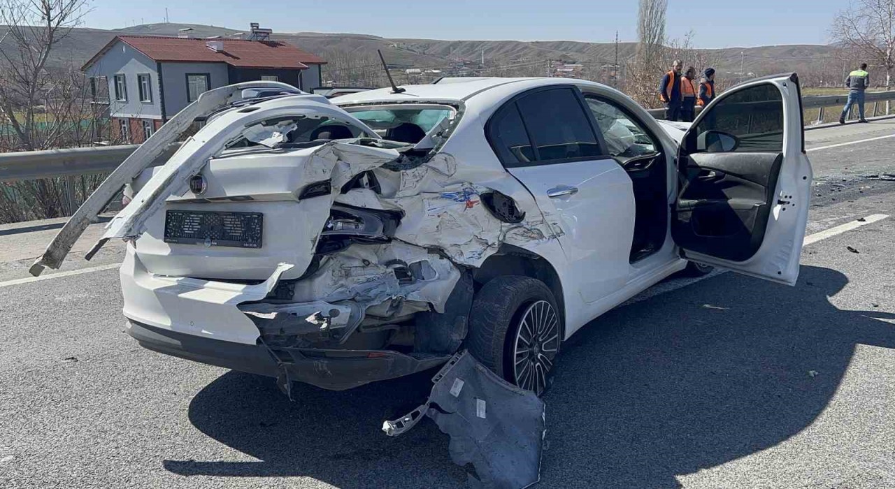 Yozgatta otomobiller kafa kafaya çarpıştı: 3ü ağır 6 yaralı