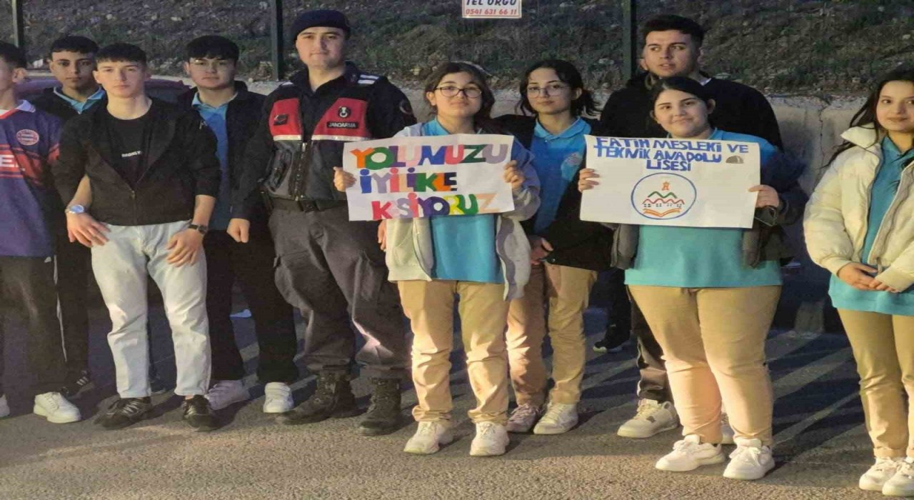 Yozgattan geçen yolculara liseli gençlerden iftarlık ikramı
