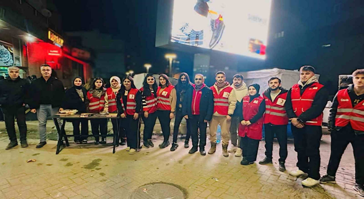 Yüksekova Kızılay Şubesi, Kadir Gecesinde vatandaşlara ikramda bulundu