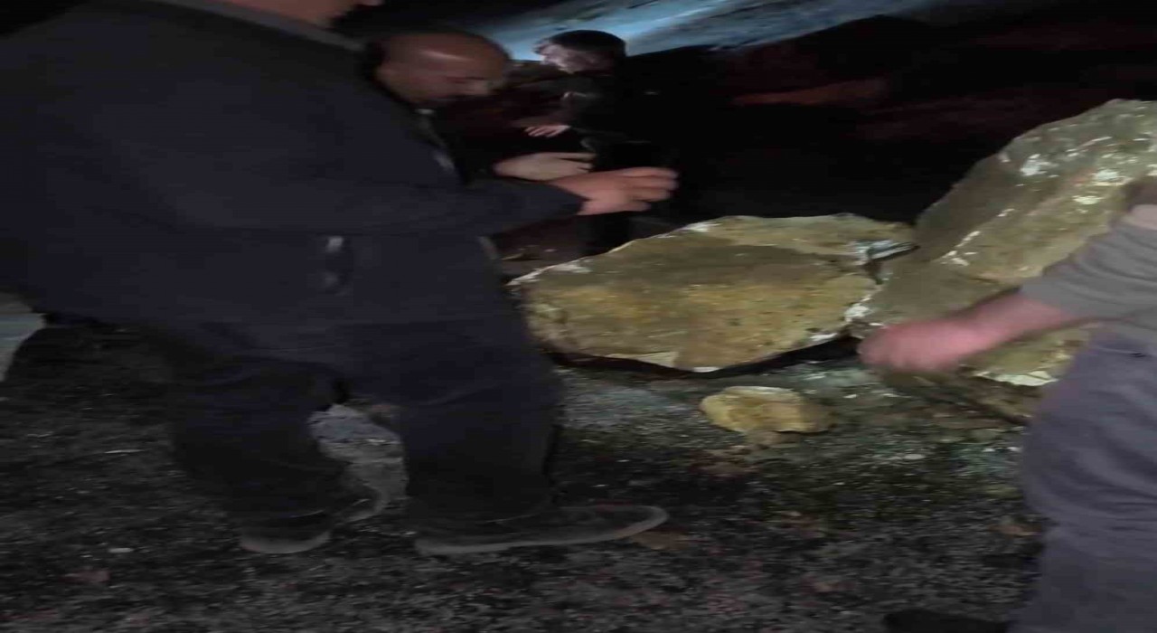 Yüksekova-Van Karayoluna düşen kaya parçaları yürekleri ağza getirdi