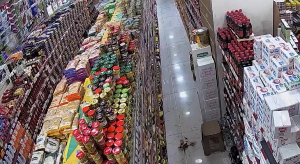 Yüksekovada deprem anı kamerada