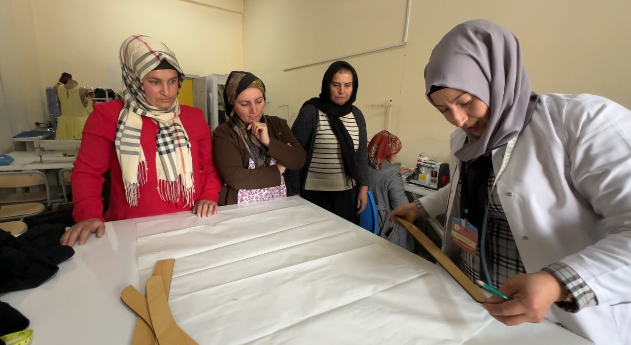 Yüksekovada kadınlar tarafından atıklardan üretilen elbiselerin güzelliği göz kamaştırıyor