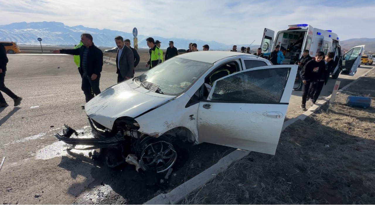 Yüksekovada kaldırıma çarparak savrulan aracın sürücüsü yaralandı