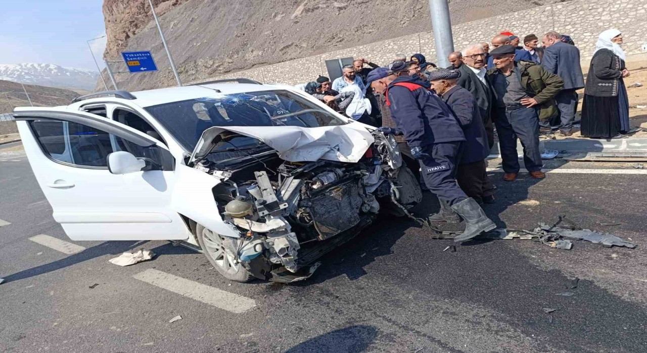 Yüksekovada kamyonetler çarpıştı: 8 yaralı