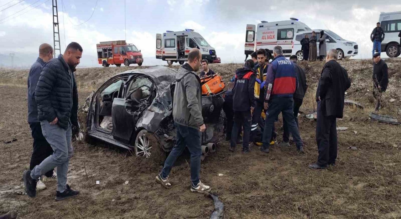 Yüksekovada otomobil direğe çarptı: 1 ölü, 3 yaralı