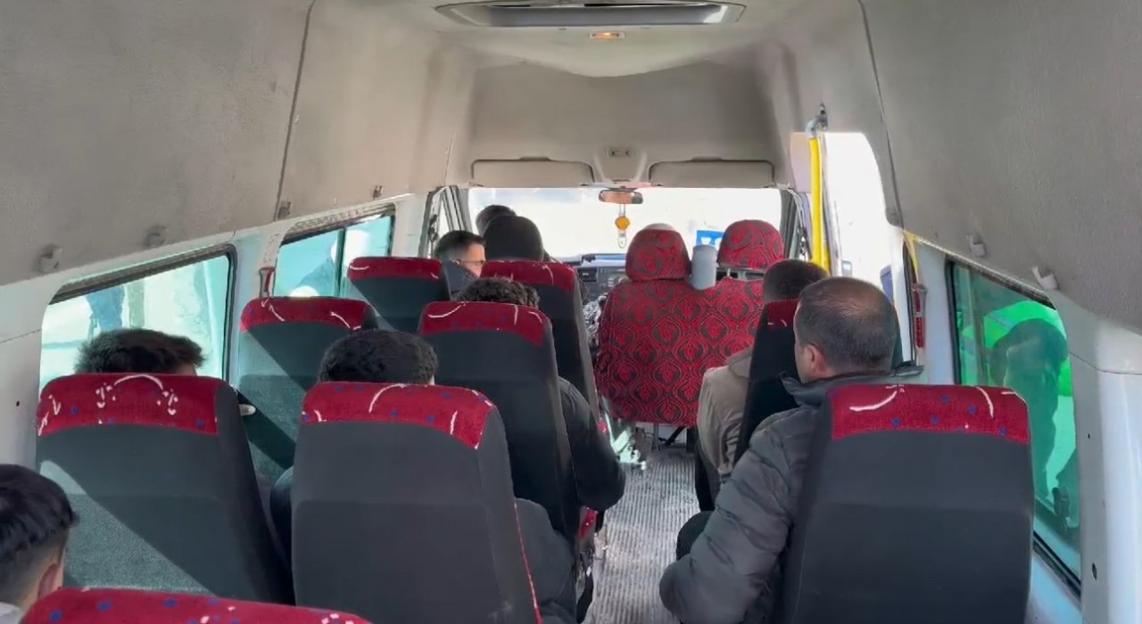 Yüksekovada sivil jandarma ekipleri yolcu gibi minibüslere binerek denetim gerçekleştirdi.