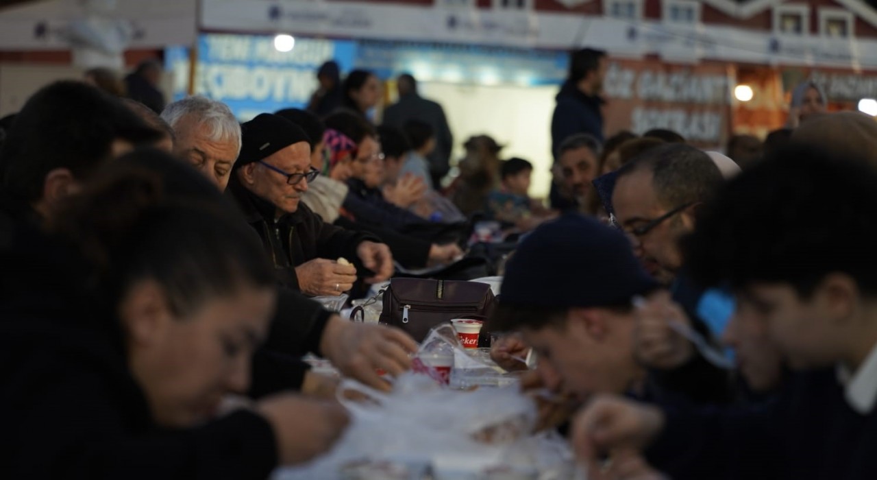Yunusemre 100. Yıl Meydanında iftar sofrası kurdu