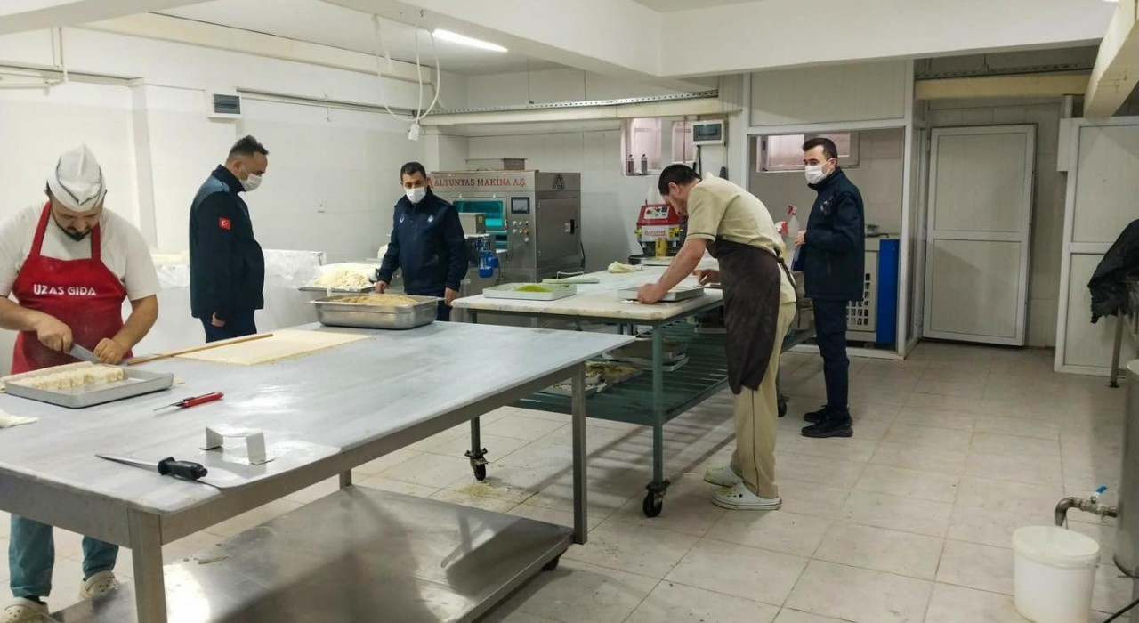 Zabıtadan tatlı ve börek üretimi yapan işletmelere denetim