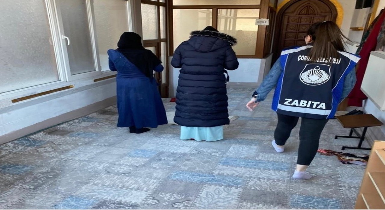 Zabıtayı gören dilenciler camiye kaçıp namaza durdu