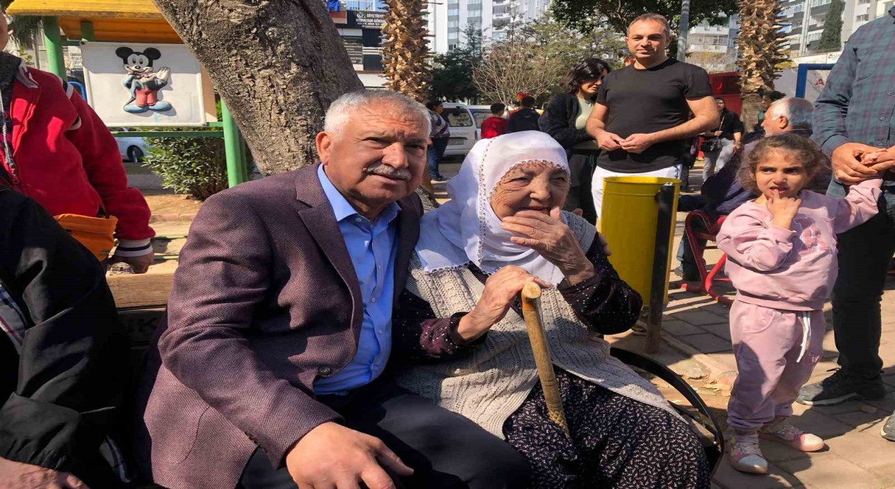 Zeydan Karalar ve eşi Nuray Karalar, CHPnin Cumhurbaşkanı adayını belirlemek için oy kullandı