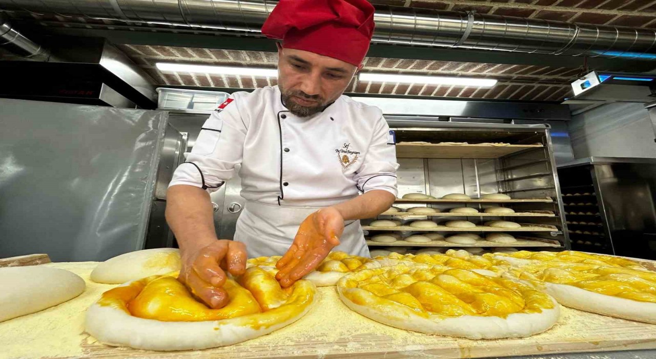 Zeytinburnunda 130 yıllık maya ile pişen pideler sofraları süslüyor
